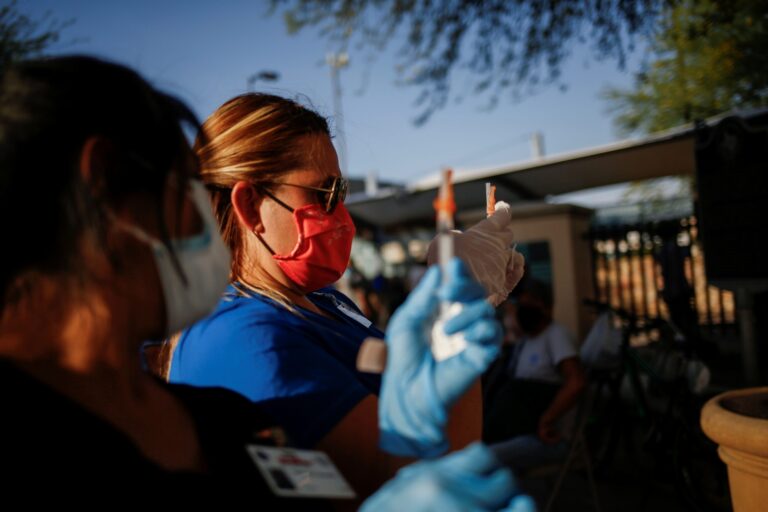 Latinoamericanos viajan  a EEUU para vacunarse