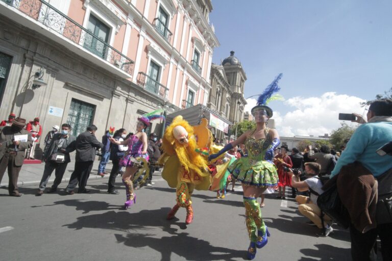 Bolivianos denuncian plagio de morenada en 45 ciudades
