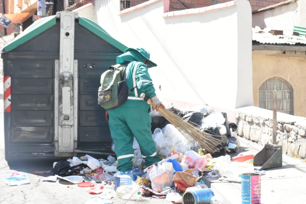 La basura se acumula en calles y contenedores en ciudad de La Paz - El ...