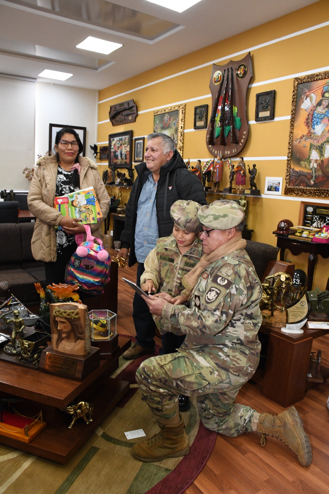 Ejército de Bolivia reconoce heroísmo de la niña que salvó la vida de