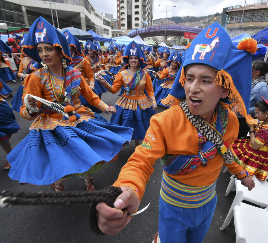Energía de universitarios enaltece folklore boliviano El Diario Bolivia