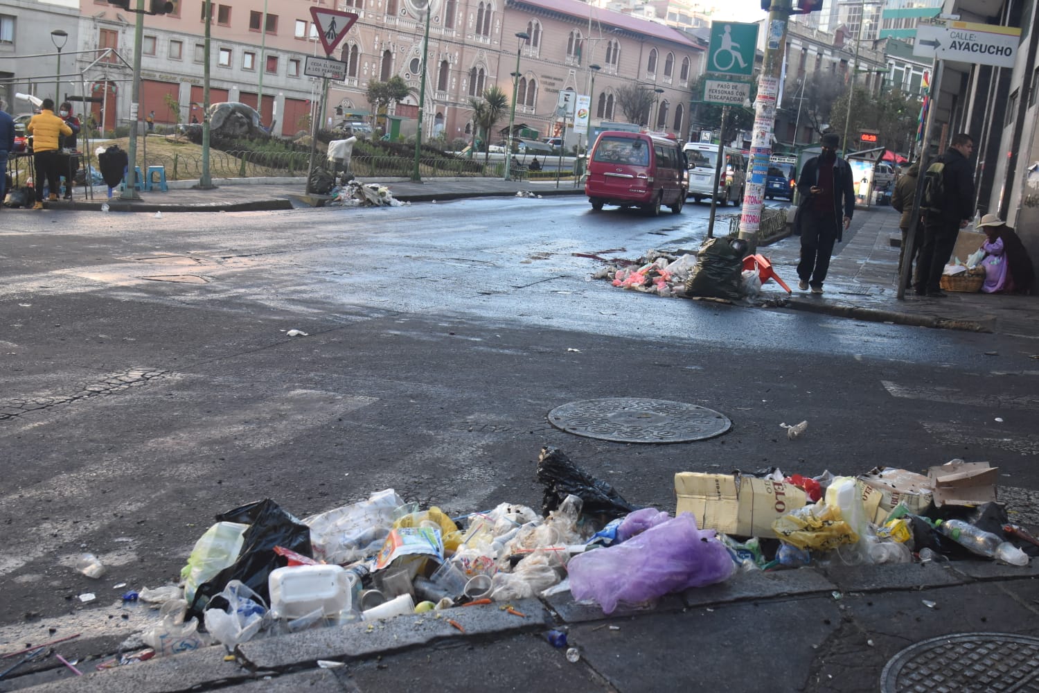 Tras verbena La Paz quedó con gran cantidad de basura - El Diario - Bolivia