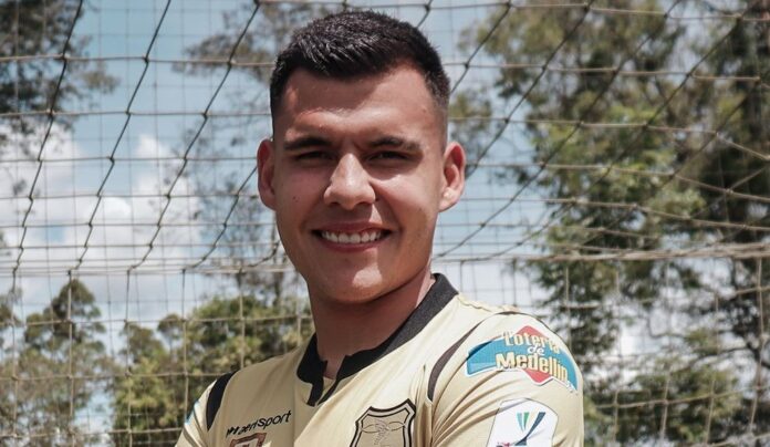 Villarroel sonríe con la casaca de su nuevo club, en Colombia.