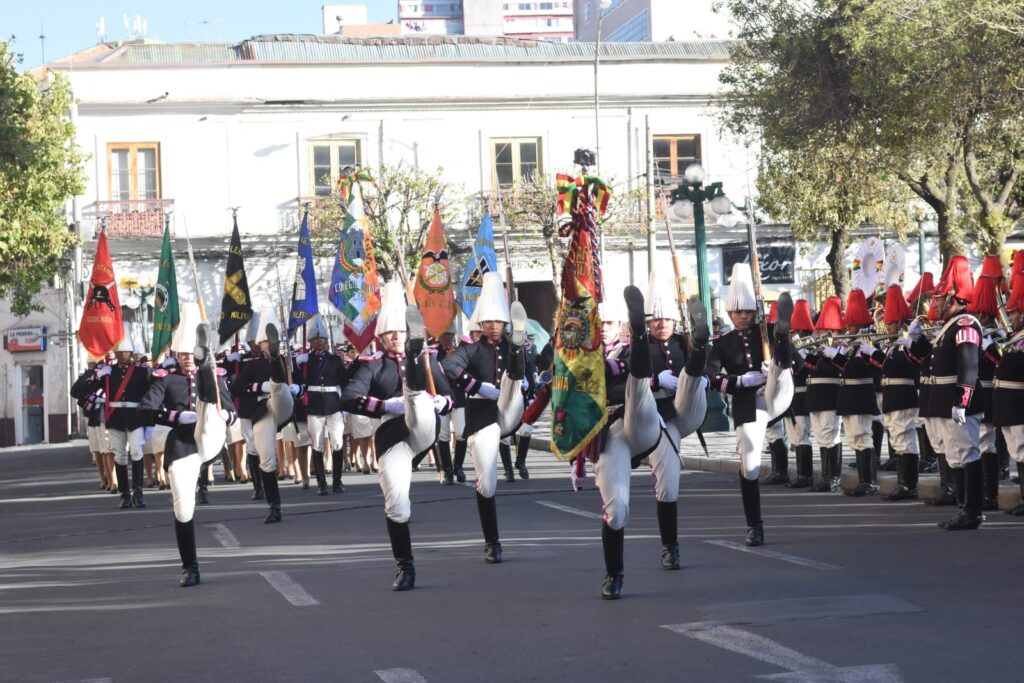 Estudiantes y militares rinden homenaje a Bandera boliviana - El Diario ...