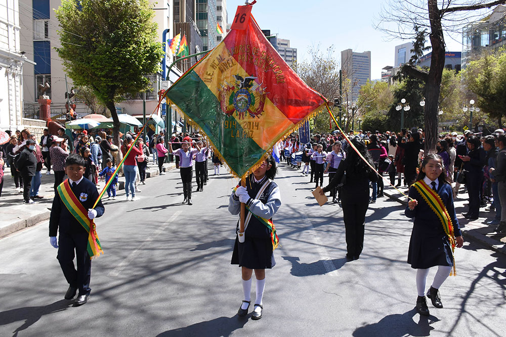 Civismo, respeto y amor en homenaje a la Patria - El Diario - Bolivia