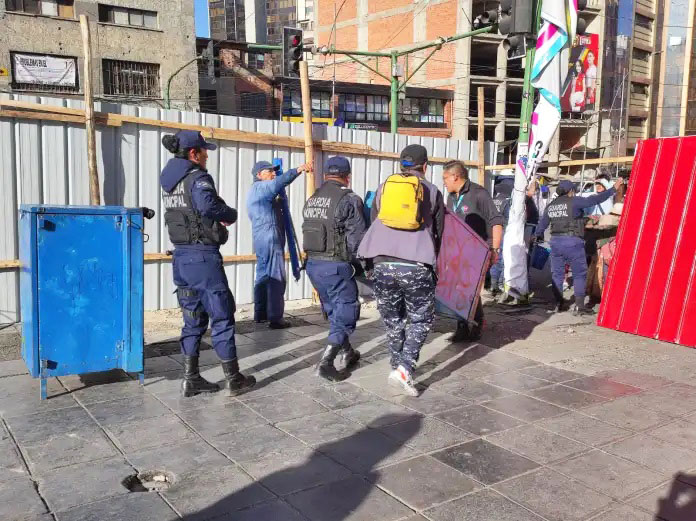 Cierran acceso a la plaza San Francisco de La Paz y reubican a ...