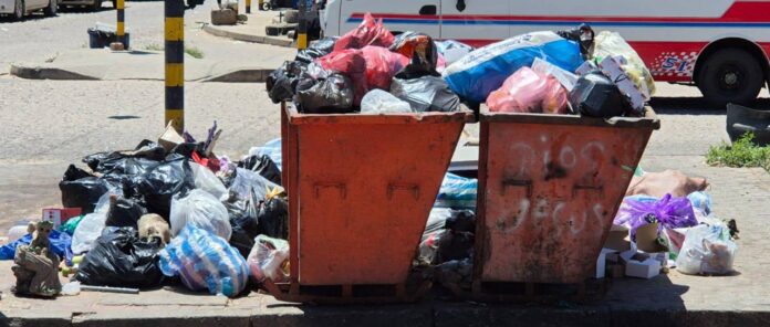 La basura se acumula en las calles tras la celebración de Año Nuevo ...