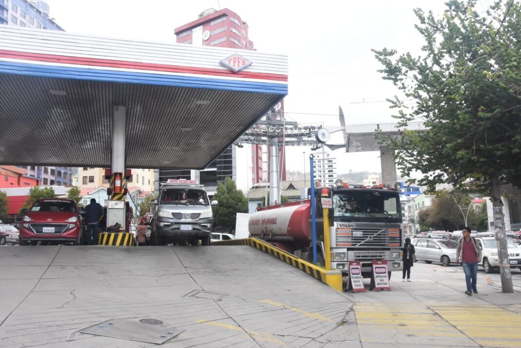 Tres factores son causantes de la escasez de combustibles en Bolivia ...