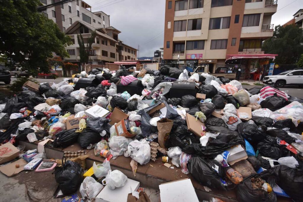 Cinco toneladas de basura en calles de Cochabamba - El Diario - Bolivia