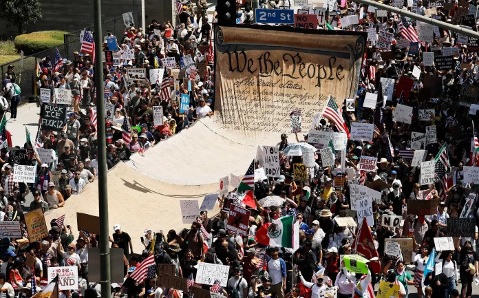 Miles de personas en todo EEUU se unen contra políticas de Trump - El ...