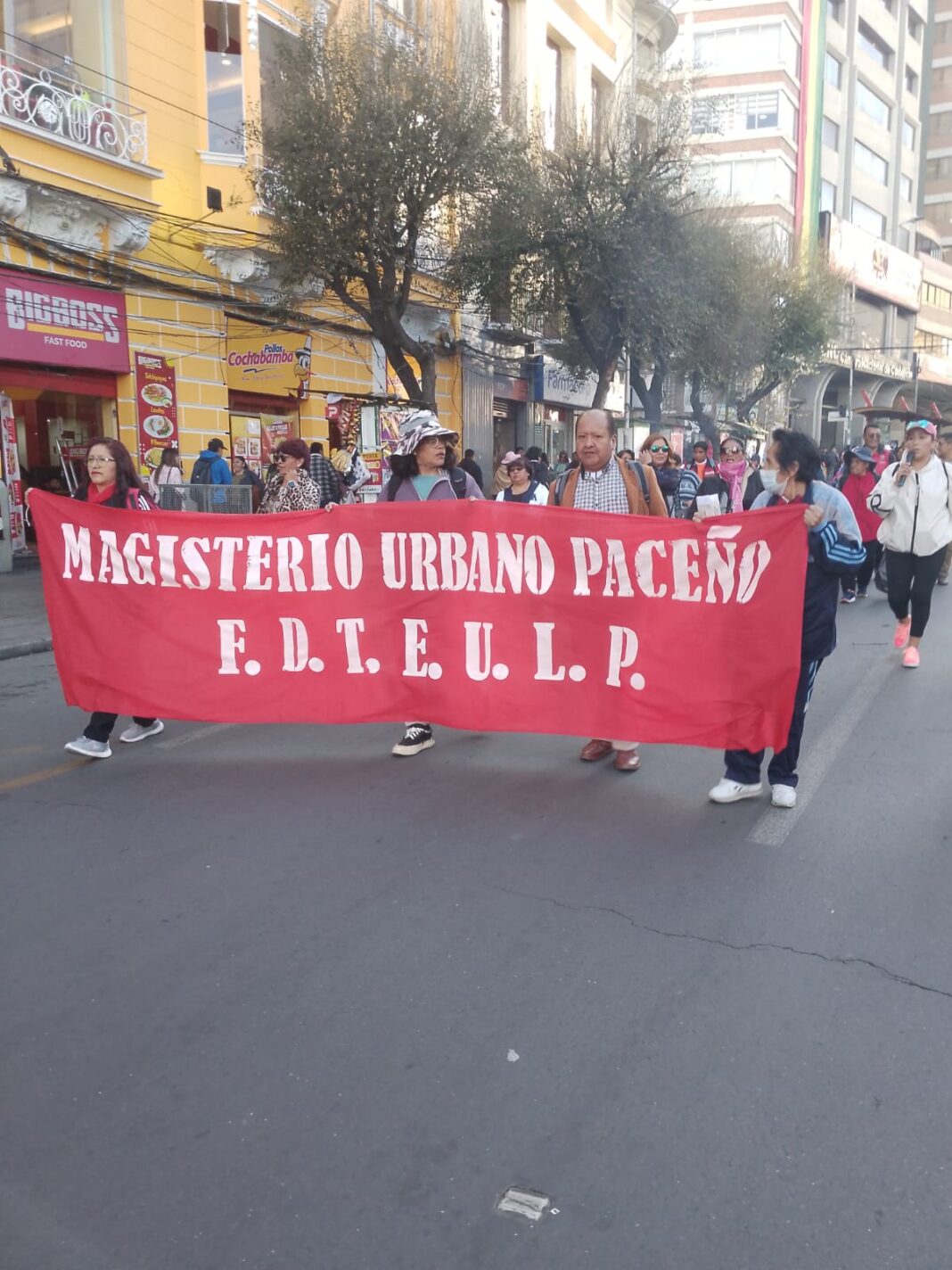 Docentes marchan hacia el Ministerio de Educación en demanda de mejoras ...