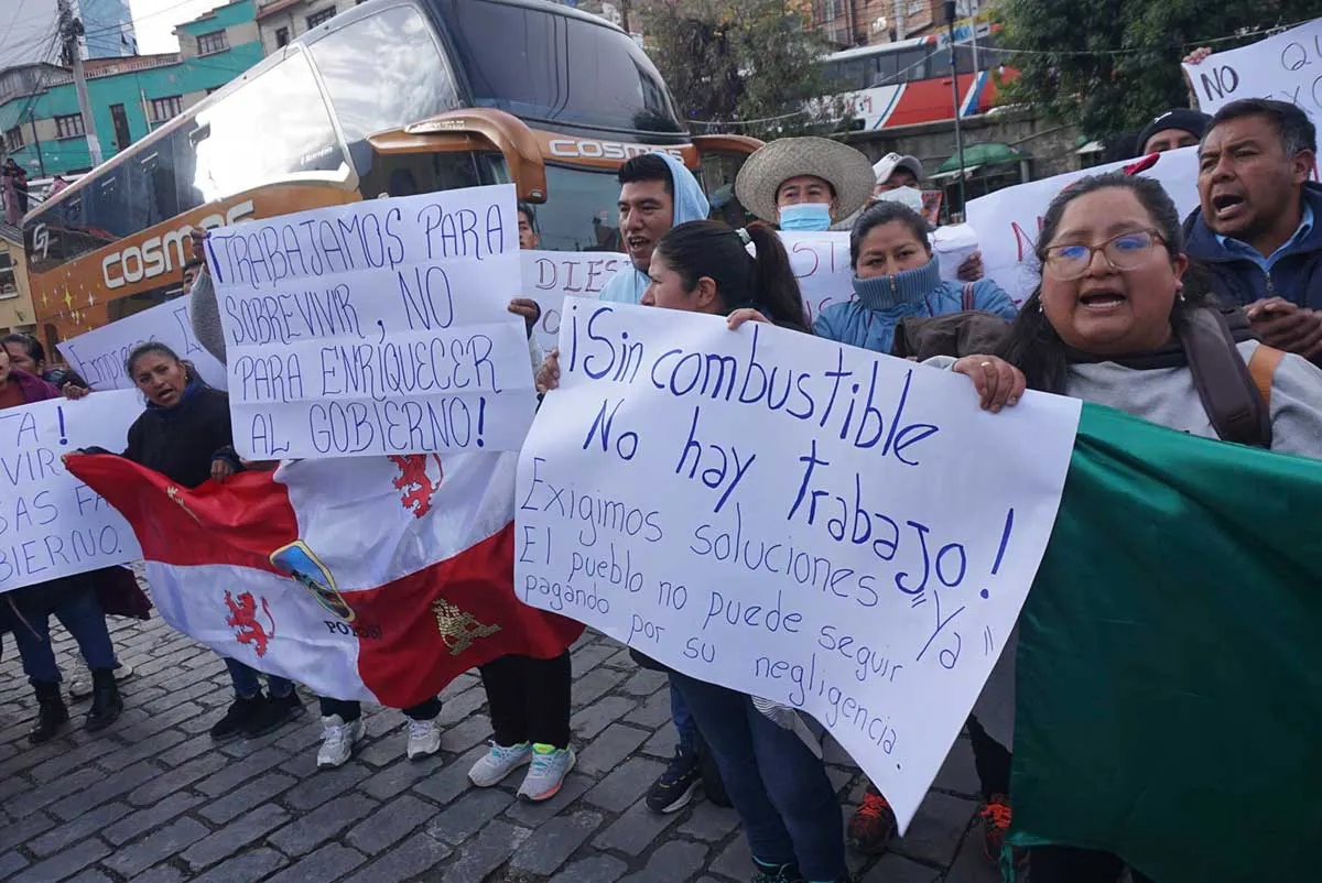 Choferes exigen al Gobierno solución a falta de combustible - El Diario ...