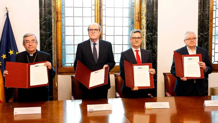 Gobierno e Iglesia firman un acuerdo para compensar a víctimas de ...