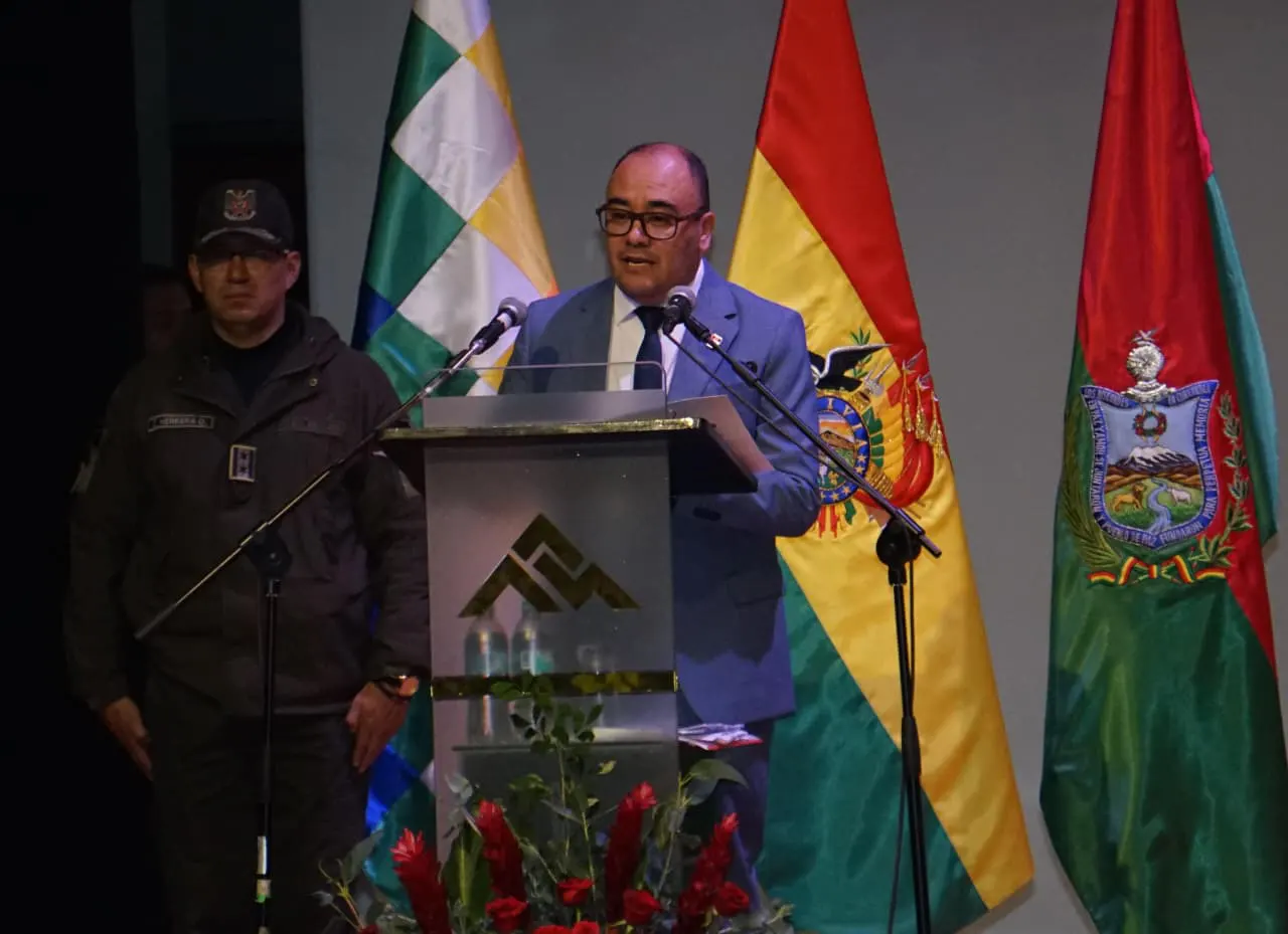 EL PRESIDENTE DEL TSE, GUSTAVO ÁVILA, DURANTE SU INTERVENCIÓN EN LA ENTREGA DE CREDEnCIALES.