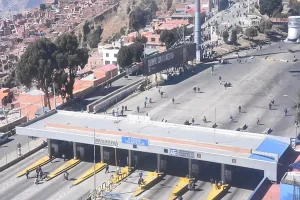 El Alto: Autopista y avenida Naciones Unidas siguen intransi