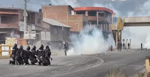 Policía y militares frenan con gases el intento de toma del 