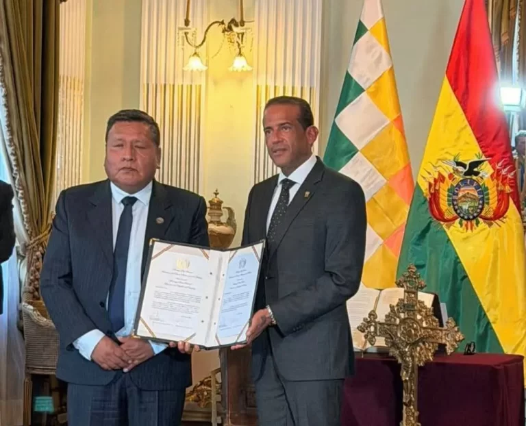 Posesionan a Fernando Camacho  como embajador en Paraguay