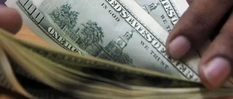 Dólar oficial baja a Bs 9,83 tras  dos meses de cotización al alza