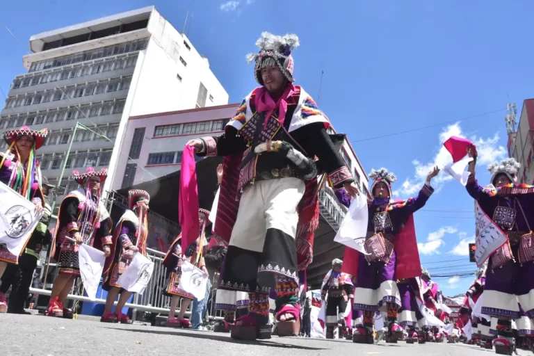 Universitarios mostraron lo mejor del folklore boliviano