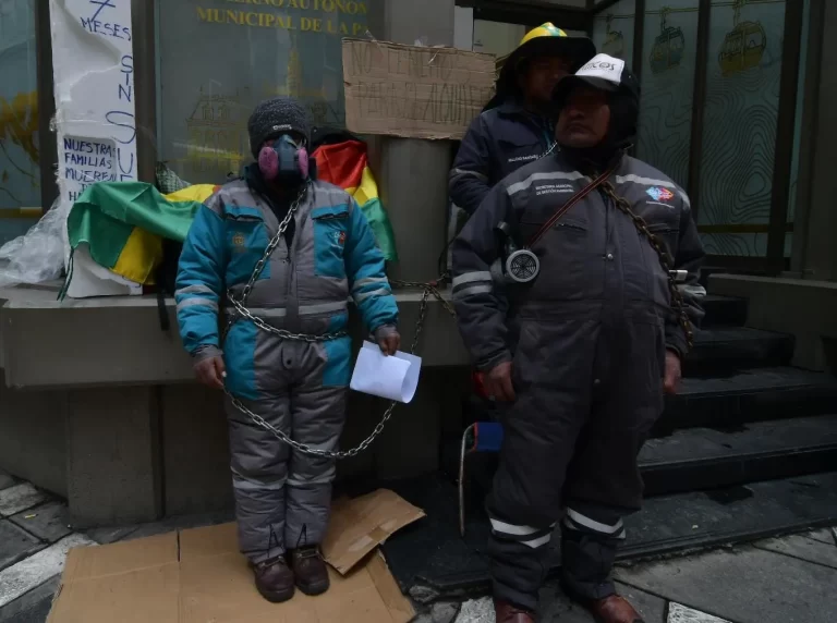 Trabajadores de Sak’a Churu se encadenan y exigen pago de sueldos