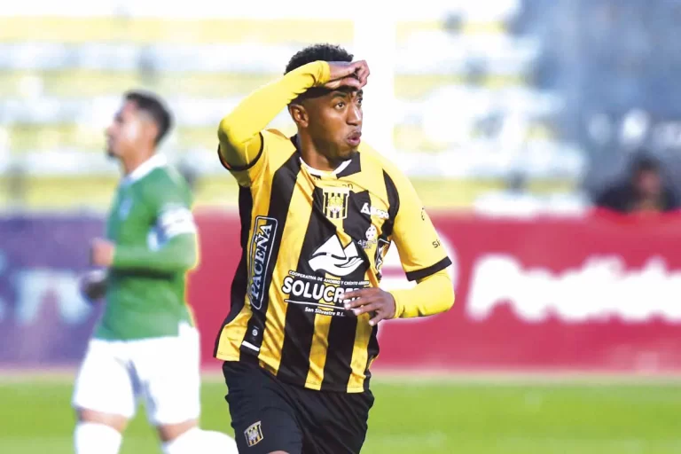 EL TIGRE BUSCA TREPAR A LA CIMA