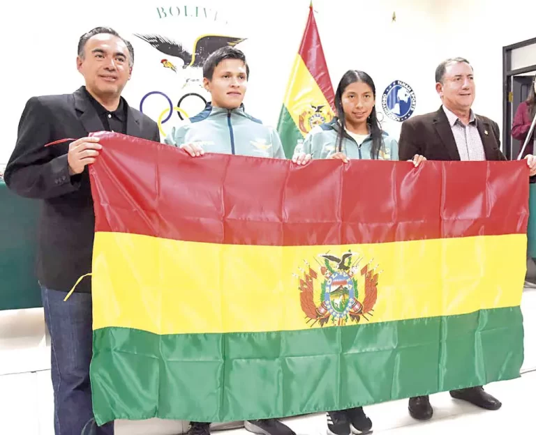 Deportistas recibieron la tricolor en el COB