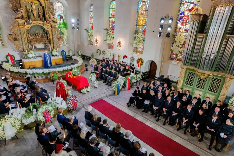 Dan último adiós al rey Harald V