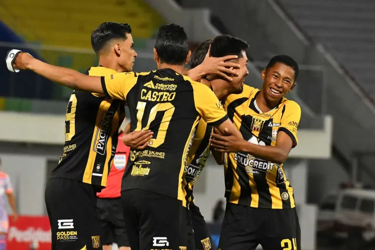 The Strongest logra apretada victoria (2-1)  frente a FC Universitario en Cochabamba